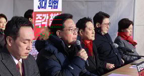 송언석 국민의힘 원내대표가 15일 대통령 주재 부처별 업무보고와 관련해 &quot;일하는 기분을 내기 위한 쇼만 하지말고 국가와 국민을 위한 일이 무엇인지 다시 챙겨버기를 촉구한다&quot;고 밝혔다. 사진은 15일 송 원내대표가 서울 여의도 국회 앞 천막 당사에서 열린 국민의힘 최고위원회의에서 발언하는 모습. /사진=뉴스