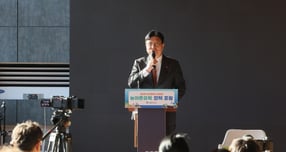 도성훈 교육감이 12일  ‘AI 주도 시대, 인간다움을 가르쳐주는 농어촌유학’을 주제로 발제를 진행하고 있다. /인천시교육청 