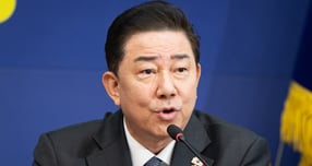 김병기 더불어민주당 원내대표가 15일 &quot;일부 검사들이 항명성 행동을 하고 소송을 한다면 그 책임을 반드시 물어 일벌백계 삼아야 한다&quot;고 밝혔다. 사진은 15일  김 원내대표가 서울 여의도 국회에서 열린 민주당 최고위원회의에서 발언하는 모습. /사진=뉴스