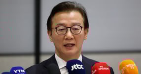 전재수 더불어민주당 의원이 한학자 통일교 총재의 자서전을 들고 통일교 관계자들과 기념 촬영을 한 것에 대해 페이스북에 해명하는 글을 올렸다. 사진은 지난 11일 전 의원이 인천국제공항 제2여객터미널에서 통일교 금품수수 의혹 관련해 입장을 전하는 모습. /사진=뉴시스