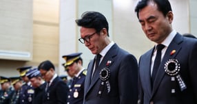 김민석 국무총리가 6·25 전사자 발굴유해 합동봉안식에서 &quot;정부는 마지막 한 분까지 신원이 확인돼 가족 품으로 돌아오실 수 있도록 최선을 다하겠다&quot;고 전했다. 사진은 15일 김 총리가 15일 서울 동작구 국립서울현충원 현충관에서 엄수된 합동봉안식에서 묵념하는 모습. /사진=뉴스