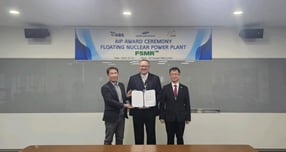 (왼쪽부터) 안영규 삼성중공업 기술개발본부장(부사장), 패트릭 라이언(Patrick Ryan) ABS 최고기술책임자(CTO), 조진영 KAERI 선진원자로연구소장이 'FSMR'의 개념설계 인증(AIP) 수여식에서 기념사진을 찍고 있다. /사진=삼성중공업