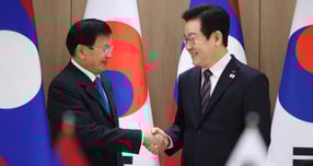 이재명 대통령이 통룬 시술릿 라오스 국가주석과 정상회담을 갖고 한·라오스 수교 30주년을 계기로 양국 관계를 포괄적 동반자 관계로 격상하기로 했다. 사진은 15일 이 대통령(오른쪽)과 통룬 주석이 서울 용산구 대통령실 청사에서 열린 한-라오스 정상회담에서 악수하는 모습. /사진=뉴시스(대통령실통신사진기자단)