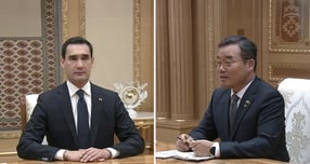 세르다르 베르디무하메도프 투르크메니스탄 대통령(왼쪽 사진)을 예방하고 있는 김보현 대우건설 사장(오른쪽 사진). /사진=대우건설