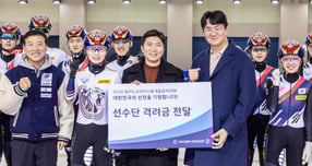 조원태 한진그룹 회장(앞줄 좌측에서 네 번째)이 15일 오전 진천 국가대표 선수촌에서 국가대표 선수단에 격려금 1억원을 전달하며 김택수 진천선수촌장, 최민정 쇼트트랙 선수, 유승민 대한체육회장(앞줄 좌측부터)과 기념사진을 촬영하고 있다. /사진=한진그룹