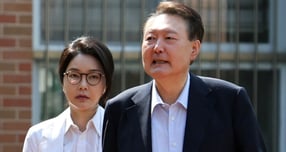 윤석열 전 대통령과 김건희 여사가 비상계엄 선포 직후 부부싸움을 한 것으로 알려졌다. 사진은 윤 전 대통령과 김 여사가 제21대 대통령 선거일인 지난 6월3일 오전 서울 서초구 원명초등학교에 마련된 서초4동 제3투표소에서 투표를 하기위해 이동하고 있는 모습. /사진=뉴스1(공동취재단)