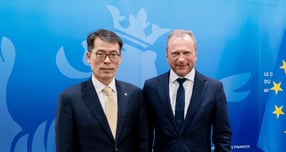 12일 룩셈부르크 재무부 청사에서 (왼쪽부터) 김성태 기업은행장, 질 로트 룩셈부르크 재무장관 겸 룩셈부르크 하우스 오브 핀테크(LHoFT) 의장이 기념촬영을 하고 있는 모습./사진=IBK기업은행