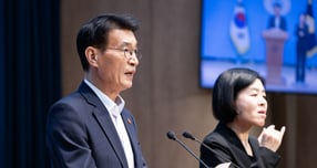 더불어민주당이 제주 4·3사건 당시 강경 진압을 주도한 고 박진경 대령의 국가유공자 지정을 이재명 대통령이 관계부처에 취소 검토를 지시하자 "국민 주권 정부의 분명한 의지를 보여주는 결정"이라고 환영했다. 사진은 지난달 7일 문 대변인이 서울 여의도 국회 소통관에서 브리핑하는 모습. /사진=뉴스