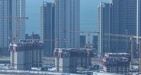 건설경기 악화로 기업들이 조직 슬림화와 세대 교체에 나선 가운데 임원 감축이 이뤄지고 있다. 사진은 인천광역시 연수구 송도신도시의 아파트 공사 현장. /사진=뉴스