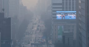 16일 낮 기온이 14도까지 오르겠다. 사진은 초미세먼지 농도가 '나쁨' 수준을 보이고 있는 지난 7일 서울 도심. /사진=뉴스