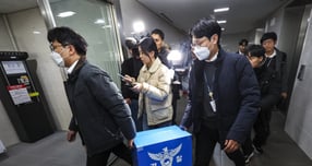 서울경찰청 사이버수사과가 쿠팡의 대규모 개인정보 유출 사고와 관련해 엿새째 압수수색을 진행하고 있다. 경찰은 현재 60% 정도 자료를 확보했고 내일쯤 압수수색을 마무리할 수 있을 것으로 보고 있다. 사진은 지난 9일 서울경찰청 수사관들이 서울 송파구 쿠팡 본사를 방문한 모습. /사진=뉴스1 김진환 기자