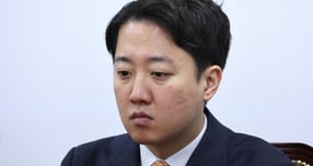 김건희 여사 부부의 공천개입 의혹 등을 수사중인 민중가 특별검사팀이 오는 21일 이준석 개혁신당 대표를 피의자 신분으로 소환해 조사한다. 사진은 15일 이 대표가 서울 여의도 국회에서 열린 개혁신당 최고위원회의에서 자료를 살피는 모습. /사진=뉴스