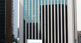 SC제일은행은 국토교통부가 건물부문 탄소중립 실현을 위해 구축한 국가 건물에너지 통합관리시스템을 활용해 건물 에너지 사용량 연계 우대금리를 두드림적금 상품에 제공하는 이벤트를 진행한다./사진=SC제일은행 