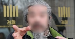 아동 성범죄자 조두순에 대한 신상정보 공개가 종료됐다. 사진은 전자장치 부착 등에 관한 법률 위반 혐의로 불구속 기소된 아동 성범죄자 조두순의 모습. /사진=뉴스