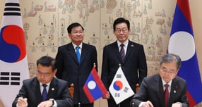 이재명 대통령이 15일 한국을 공식 방문한 통룬 시술릿 라오스 국가주석과 정상회담을 갖고 온라인 스캠 등 초국가 범죄 대응을 위한 양국 간 공조를 위한 조약을 체결했다. 사진은 15일 조현 외교부 장관(오른쪽)과 싸이싸나 콧푸톤 라오스 검찰총장이 서울 용산구 대통령실에서 이 대통령과 통룬 주석이 임석한 가운데 형사사법공조 조약을 체결하는 모습. /사진=뉴시스(대통령실통신사진기자단)