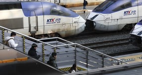  정부의 고속철도(KTX·SRT) 통합 로드맵이 내년 시행을 위해 속도를 내는 가운데 업계의 반대는 여전하다. 사진은 서울역사 내 승객들이 KTX를 타기 위해 이동하는 모습. /사진=뉴시스