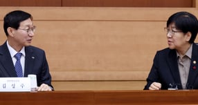 국민연금이 전략적 환헤지 기간 연장 추진을 위해 복지부와 머리를 맞댔다. 사진은 관련 논의를 위해 15일 만난 김성주(왼쪽) 국민연금 이사장과 정은경 복지부 장관. /사진=뉴시스 