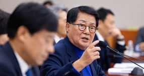 박지원 더불어민주당 의원이 15일 자신의 페이스북에 "헌법의 정교분리 원칙을 파괴한 통일교는 마땅히 해체돼야 한다"고 밝혔다. 사진은 지난달 26일 박 의원이 서울 여의도 국회에서 열린 제429회 국회(정기회) 법제사법위원회 제15차 전체회의에서 정성호 법무부 장관에게 질의하는 모습. /사진=뉴스