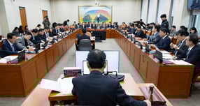 윤한홍 국회 정무위원장이 지난 11월27일 서울 여의도 국회에서 열린 제429회 국회(정기회) 정무위원회 제11차 전체회의에서 의사봉을 두드리고 있다. /사진=뉴스