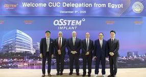 오스템임플란트가 이집트 카이로시립대학교와 협업한다. 사진은 양사와 이집트 현지 치과 제품 공급사 주요 관계자. /사진=오스템임플란트