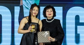 안세영이 세계배드민턴연맹(BWF) 올해의 여자 선수상을 받았다. 사진은 BWF 올해의 여자 선수상을 받는 안세영의 모습. /사진=BWF SNS 캡처