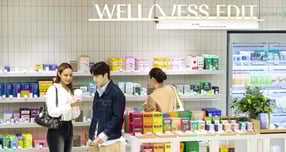  올리브영이 2026년 1분기 중 웰니스 큐레이팅 플랫폼 '올리브베러'(Olive Better)를 론칭하고 국내 웰니스 시장 선점에 나선다. 사진은 '올리브영N 성수' 매장의 '웰니스 에딧'관에서 국내외 고객들이 쇼핑하는 모습. /사진=CJ올리브영