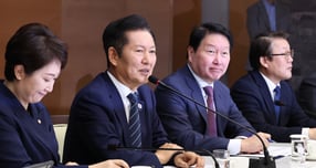 정청래 더불어민주당 대표가 지난 9월8일 오전 서울 중구 대한상공회의소에서 열린 최태원 대한상의 회장 등 기업인들과의 정책 간담회에서 인사말을 하고 있다. / 사진=뉴스1 구윤성 기자 /사진=(서울=뉴스1) 구윤성 기자