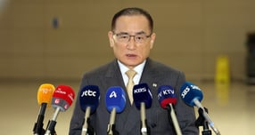 위성락 국가안보실장이 농축 우라늄과 핵추진잠수함, 조선 등 한미 정상회담 결과를 담은 조인트 팩트시트 후속 협의를 위해 미국 워싱턴 D.C.로 출국했다.사진은 16일 위 실장이 출국을 앞두고 인천국제공항에서 발언하는 모습. /사진=뉴시스