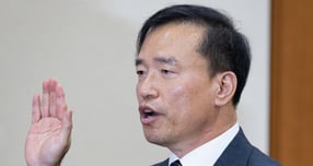  김종철 방송미디어통신위원회 위원장 후보자가 16일 서울 여의도 국회에서 열린 인사청문회에 출석해 선서하고 있다. /사진=뉴스