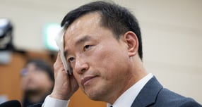 김종철 방송미디어통신위원회 위원장 후보자가 16일 서울 여의도 국회에서 열린 인사청문회에서 손수건으로 얼굴을 닦고 있다. /사진=뉴스