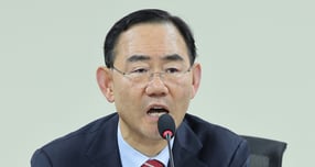 더불어민주당이 16일 필리버스터 사회를 보지 않은 주호영 국회 부의장(국민의힘)에 대해 사퇴 촉구 결의안을 제출한다.사진은 지난 10월29일 주 부의장이 서울 여의도 국회 의원회관에서 열린 트럼프 행정부 관세 인상: '대구·경북' 자동차부품업계의 위기와 정부·지자체 대응 전략 간담회에서 인사말하는 모습. /사진=뉴스