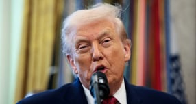 도널드 트럼프 미국 대통령이 BBC가 미 의회 의사당 폭동 직전 자신의 연설을 다룬 다큐멘터리를 편집·방영한 것과 관련해 손해배상 청구 소송을 제기했다. 사진은 트럼프 대통령이 지난 15일(현지시각) 미국 워싱턴D.C 백악관 집무실에서 열린 훈장 수여식에 참석한 모습. /사진=로이터