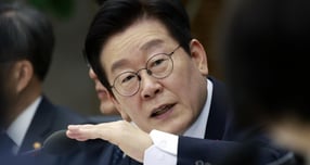 이재명 대통령이 "탁월한 성과를 낸 공무원들에게 파격적 포상이 이뤄질 수 있도록 후속조치를  추진하라"고 주문했다. 사진은 16일 이 대통령이 세종 어진동 정부세종청사에서 열린 제54회 국무회의에서 발언하는 모습. /사진=뉴시스