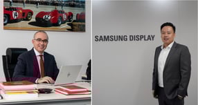 페라리가 삼성디스플레이와 손잡고 차세대 모델을 위한 디스플레이 개발에 박차를 가한다. 사진은 (왼쪽부터) 에르네스토 라살란드라 페라리 최고 연구개발 총괄, 박진우 삼성디스플레이 유럽비즈니스팀장 상무./사진=페라리