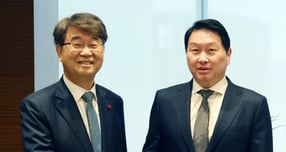 최태원 대한상공회의소 회장과 김지형 경제사회노동위원회 위원장이 16일 서울 중구 대한상의에서 열린 임원진 간담회에서 기념 촬영을 하고 있다. / 사진=공동취재