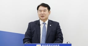 이정선 광주시교육감이 16일 시교육청 브리핑실에서 진행한 ‘기본교육특별시 광주’ 선언에서 기본 교육개념을 설명하고 있다./사진=광주시교육청