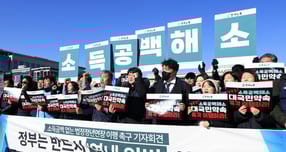 한국노동조합총연맹은 "65세 법정 정년연장을 연내 추진하겠다고 약속했던 더불어민주당의 대선 공약이 공염불이 되고 있다"고 지적했다. 사진은 김동명 한국노총 위원장과 한국노총 공무원·공공생존권투쟁위원회 관계자 등이 4일 오전 서울 여의도 국회의사당 앞에서 열린 법정정년연장 연내처리 및 공무원 소득공백해소 이행 촉구 기자회견에서 구호를 외치고 있는 모습. /사진=뉴스