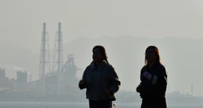 오는 17일 평년 기온을 웃도는 포근한 날씨가 나타날 전망이다. 사진은 지난 10일 오후 경북 포항시 북구 환여동 해안도로에서 시민들이 미세먼지를 뚫고 달리는 모습. /사진=뉴스