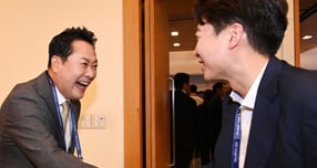 국민의힘과 개혁신당이 통일교 특검에 대한 공조를 추진한다. 사진은 지난 8월26일 서울 중구 대한상공회의소에서 열린 '문화미래리포트(MFR) 2025 트러피즘 향방과 대한민국의 선택' 국제 포럼에서 장동혁 국민의힘 대표(왼쪽)와 이준석 개혁신당 대표가 인사를 나누는 모습. /사진=뉴스1(국회사진기자단)