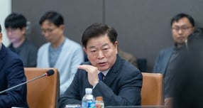 박승원 광명시장이 16일 오후 GH 광교 본사를 찾아 김용진 GH 사장에게 광명시흥 3기 신도시, 구름산지구 등 주요 개발사업 신속한 추진을 촉구하고 있다. /사진제공=광명시