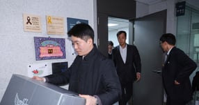 경찰이 지난 15일 전재수 전 해양수산부 장관을 압수수색에서 통일교가 보낸 것으로 추정되는 초청장을 확인했다고 전해졌다. 사진은 지난 15일 서울 여의도 국회 의원회관에 마련된 전 전 장관 의원실에서 경찰 수사관들이 압수수색을 마친 모습. /사진=뉴스1 