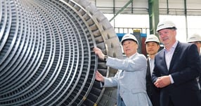 두산에너빌리티가 지난해 총매출의 약 35%에 달하는 체코 신규 원자력발전소 건설에 원자로·터빈 등 기자재 공급계약을 체결했다.  사진은 박정원(왼쪽 첫번째) 두산그룹 회장이 체코 플젠 시에 위치한 두산스코다파워를 방문해 원전 핵심 주기기인 증기터빈 생산 현장을 살펴보고 있는 모습. /사진=두산 제공