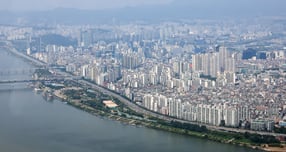 GS건설이 올해 도시정비사업 수주액 6조원을 돌파할 전망이다. 사진은 서울 송파구 롯데월드타워에서 바라본 한강변 아파트 단지. /사진=뉴스