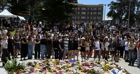 호주 현지 경찰이 시드니 본다이 해변 총격 사건 용의자들이 이슬람국가 영향을 받아 벌인 테러 공격이라고 공식 인정했다. 사진은 지난 15일(현지시각) 시민들이 희생자들을 추모한 모습. /사진=로이터