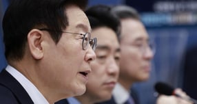 이재명 대통령이 16일 업무보고에서 "탈모와 비만 치료의 건강보험 적용을 검토하라고 보건복지부에 주문했다. 사진은 16일 이 대통령이 세종 어진동 정부세종컨벤션센터에서 열린 보건복지부 등 업무보고에서 발언하는 모습. /사진=뉴시스