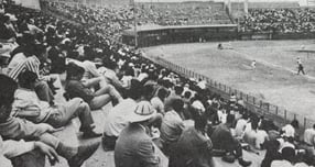 2007년 12월18일 한국 야구의 메카로 불렸던 동대문야구장이 역사 속으로 사라졌다. 사진은 1971년 동대문야구장의 모습. /사진=공유마당 