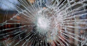 새총으로 쇠구슬을 쏴 유리창을 파손한 60대 남성이 검거됐다. 사진은 기사내용과 무관. /사진=클립아트코리아