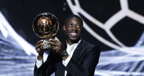 파리 생제르맹 우스만 뎀벨레가 발롱도르에 이어 국제축구연맹이 뽑은 올해의 선수상을 수상했다. 사진은 지난 9월23일 발롱도르를 수상한 뎀벨레의 모습. /사진=로이터