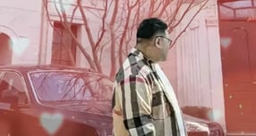 순자산 100억위안을 가지고 있다는 중국의 한 갑부가 공개 구혼에 나섰다. 사진은 공개 구혼 글을 올린 류신의 모습. /사진=SCMP 캡처