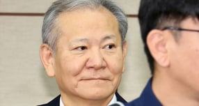 12·3 비상계엄 관련 언론사 단전·단수를 지시한 혐의로 구속기소 된 이상민 전 행정안전부 장관이 법원에 보석을 청구했다. 사진은 이 전 장관이 지난 10월17일 오전 서울 서초구 서울중앙지방법원에서 열린 첫 공판에 출석하고 있는 모습. /사진=뉴스1(공동취재단)